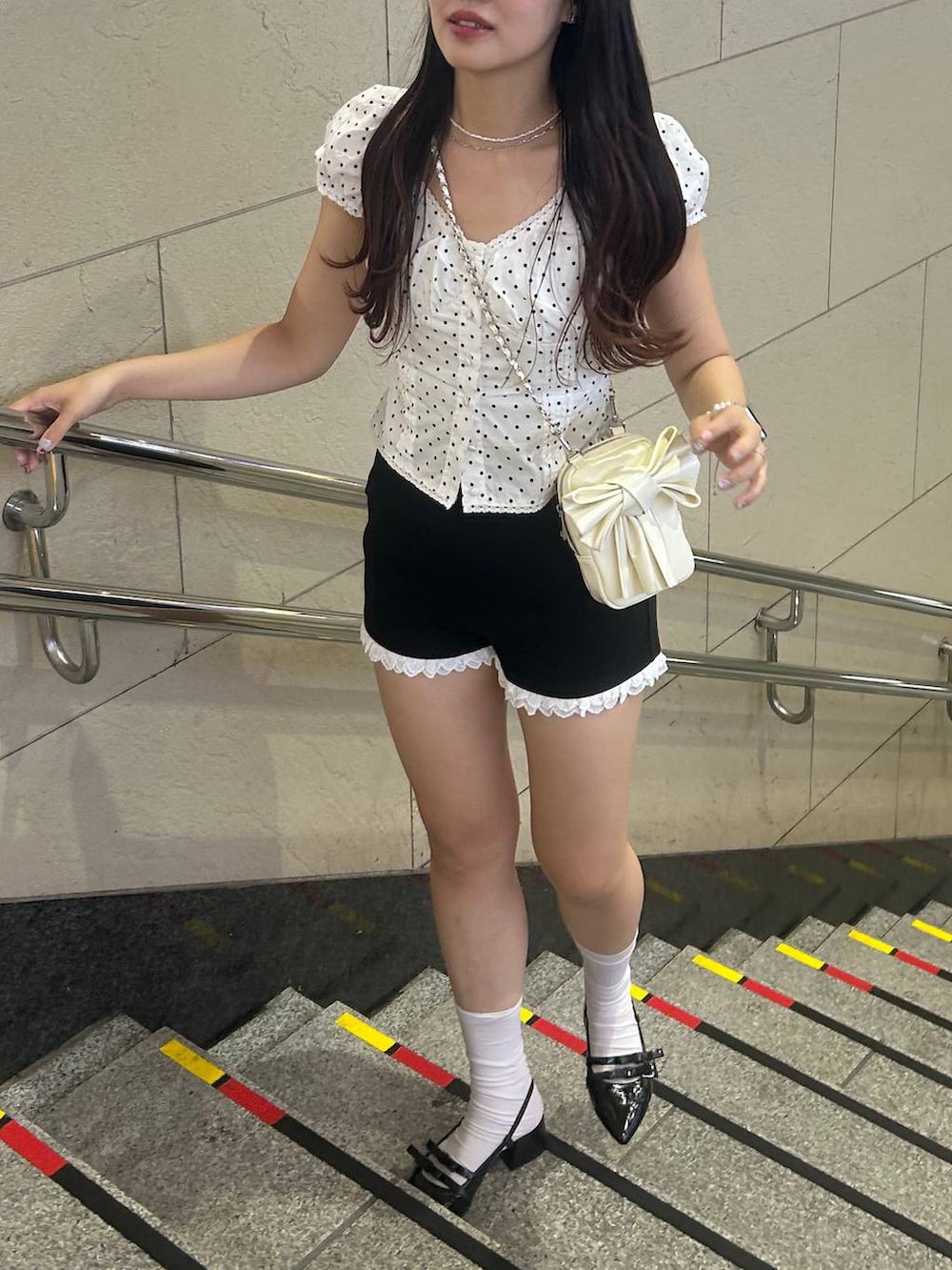 ブラック系のその他パンツ、ブラック系のパンプス、ホワイト系のチューブトップを着用したレディースの夏コーディネートの5枚目の写真