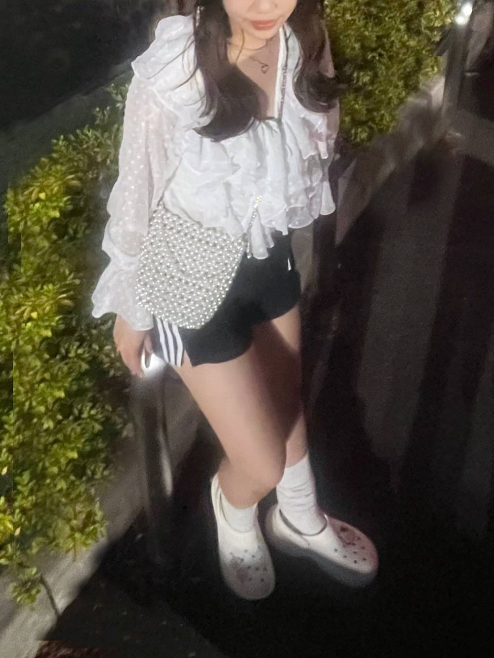 ホワイト系のキャミソール、その他のシャツ/ブラウス、シルバー系のネックレスを着用したレディースの夏コーディネートの2枚目の写真