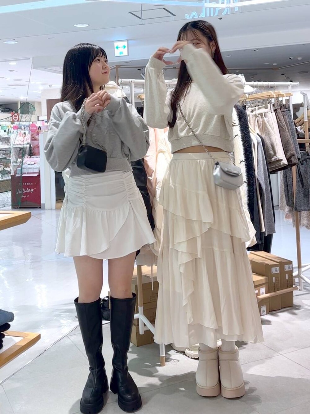 ホワイト系のスカート、ブラック系のブーツ、ホワイト系のブーツを着用したレディースの冬コーディネートの7枚目の写真