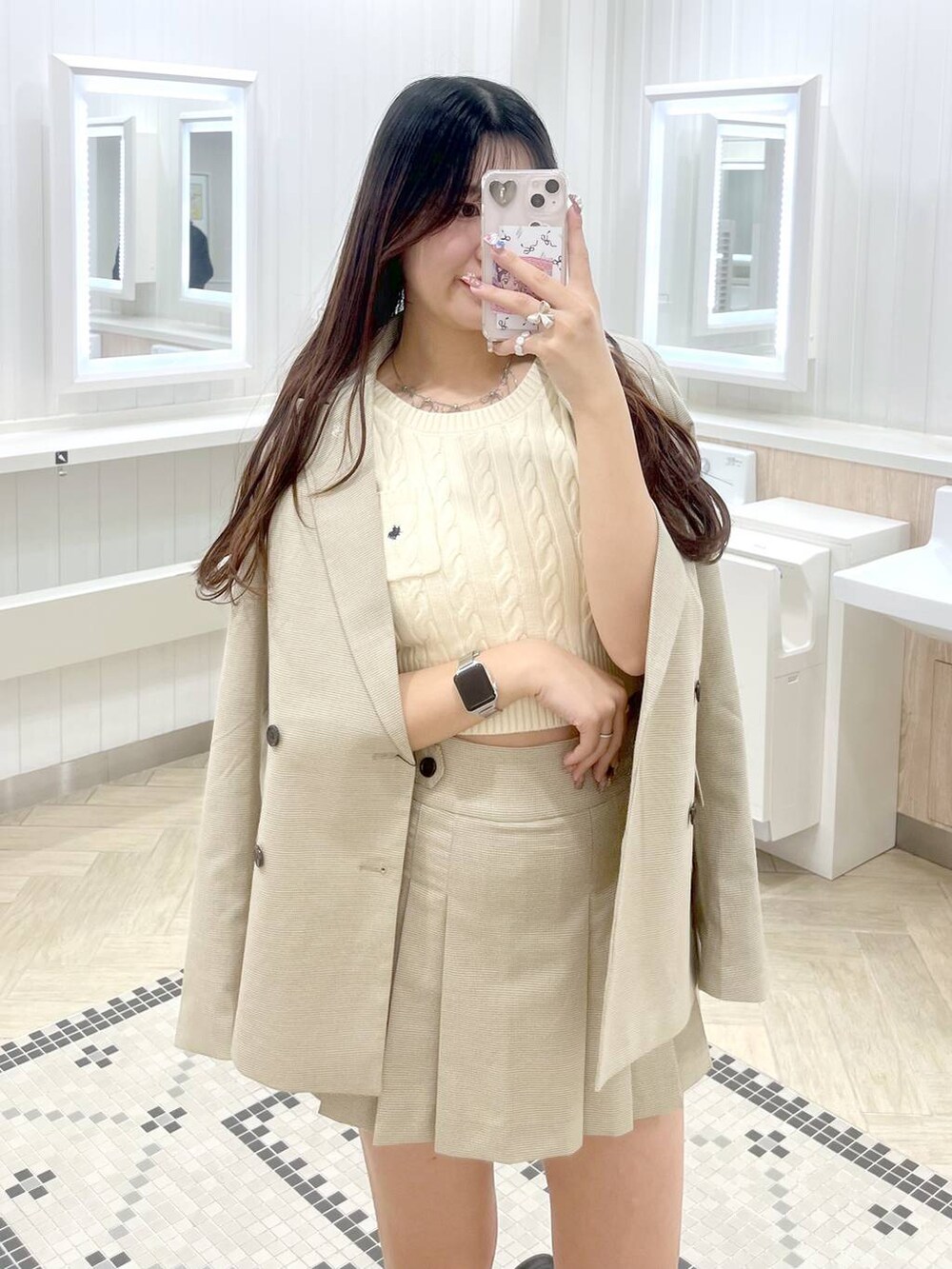 ホワイト系のキャミソール、ブラック系のローファー、ベージュ系のスカートを着用したレディースの春コーディネートの3枚目の写真