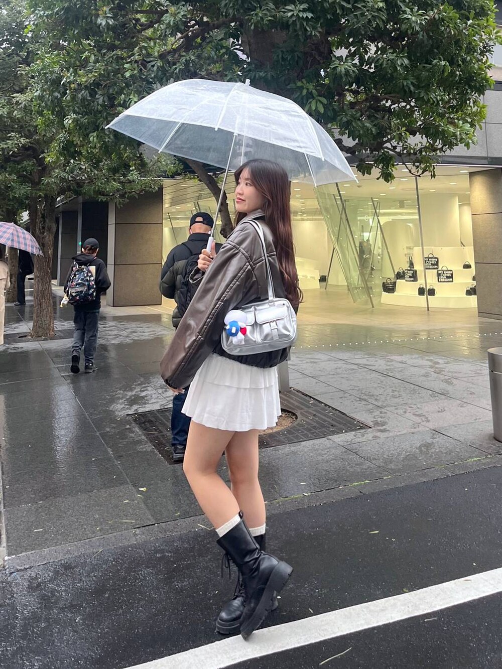 ホワイト系のTシャツ/カットソー、シルバー系のショルダーバッグ、ブルー系のニット/セーターを着用したレディースの冬コーディネートの8枚目の写真