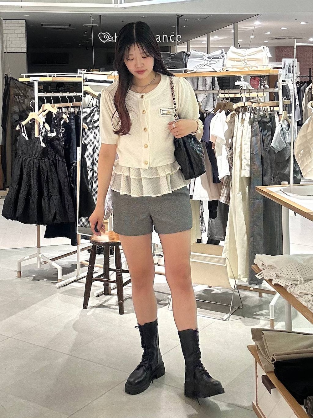 グレー系のその他パンツ、ホワイト系のチューブトップ、ブラック系のショルダーバッグを着用したレディースの夏コーディネートの10枚目の写真