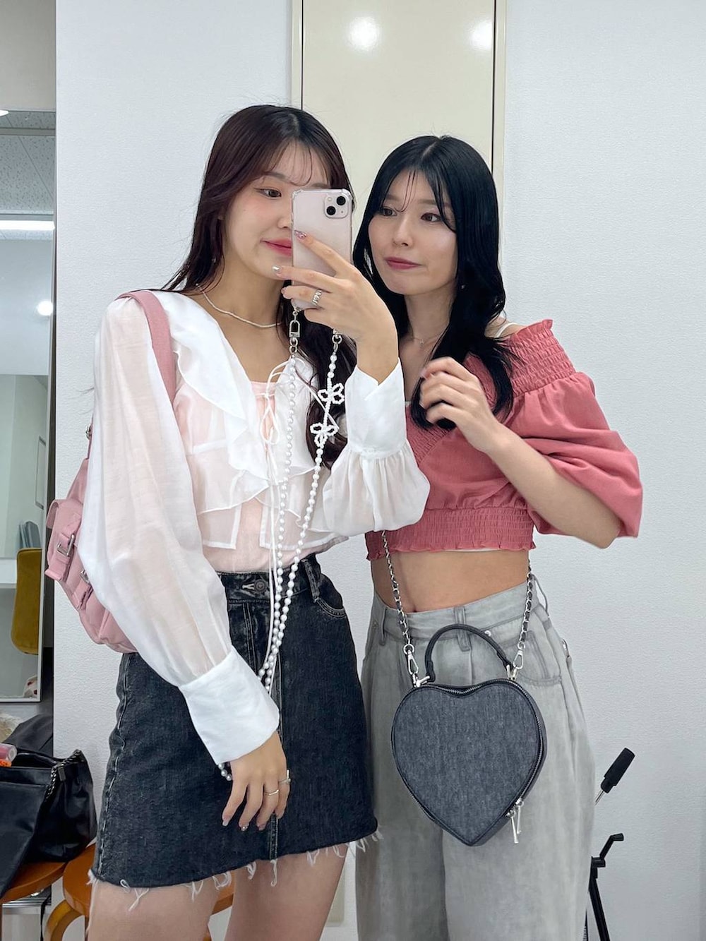 ブラック系のデニムスカート、グレー系のデニムパンツ、レッド系のシャツ/ブラウスを着用したレディースの春コーディネートの2枚目の写真