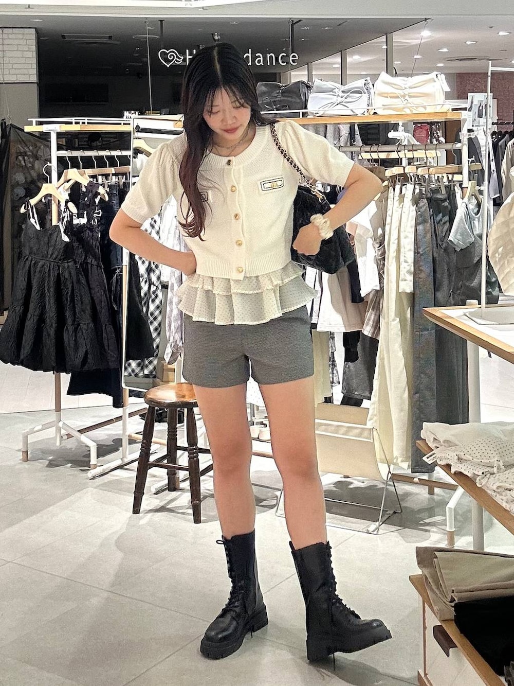 グレー系のその他パンツ、ホワイト系のチューブトップ、ブラック系のショルダーバッグを着用したレディースの夏コーディネートの6枚目の写真