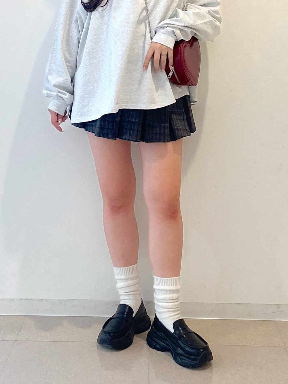 ベージュ系のTシャツ/カットソー、ホワイト系のキャミソール、ブラック系のローファーを着用したレディースの春コーディネートの8枚目の写真