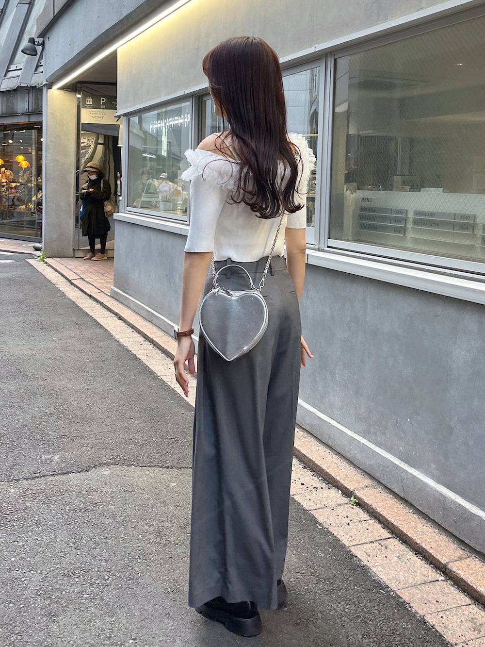 ホワイト系のショルダーバッグ、シルバー系のショルダーバッグ、ブラック系のローファーを着用したレディースの春コーディネートの5枚目の写真