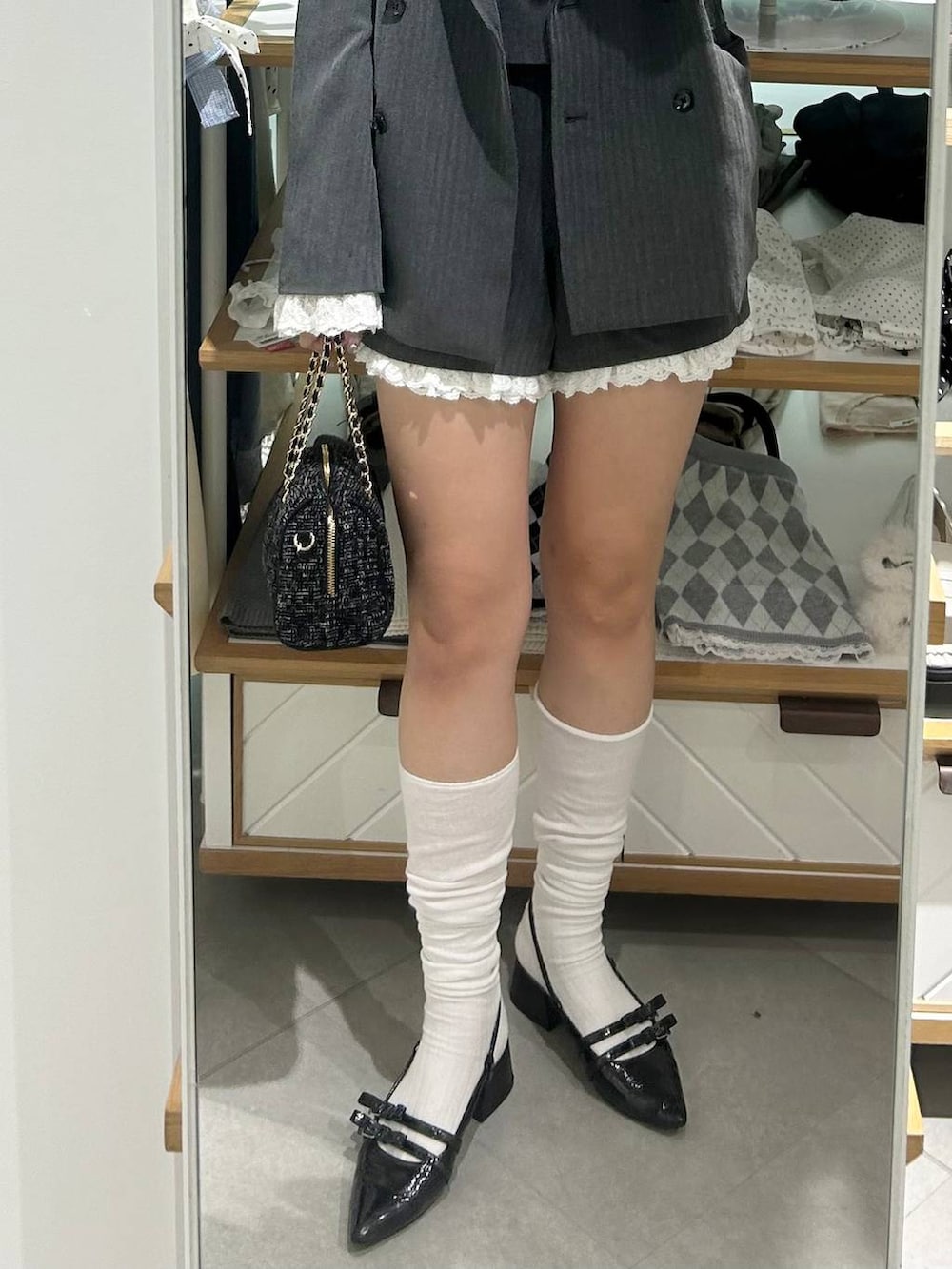 グレー系のその他パンツ、グレー系のその他トップス、ブラック系のボストンバッグを着用したレディースの夏コーディネートの5枚目の写真