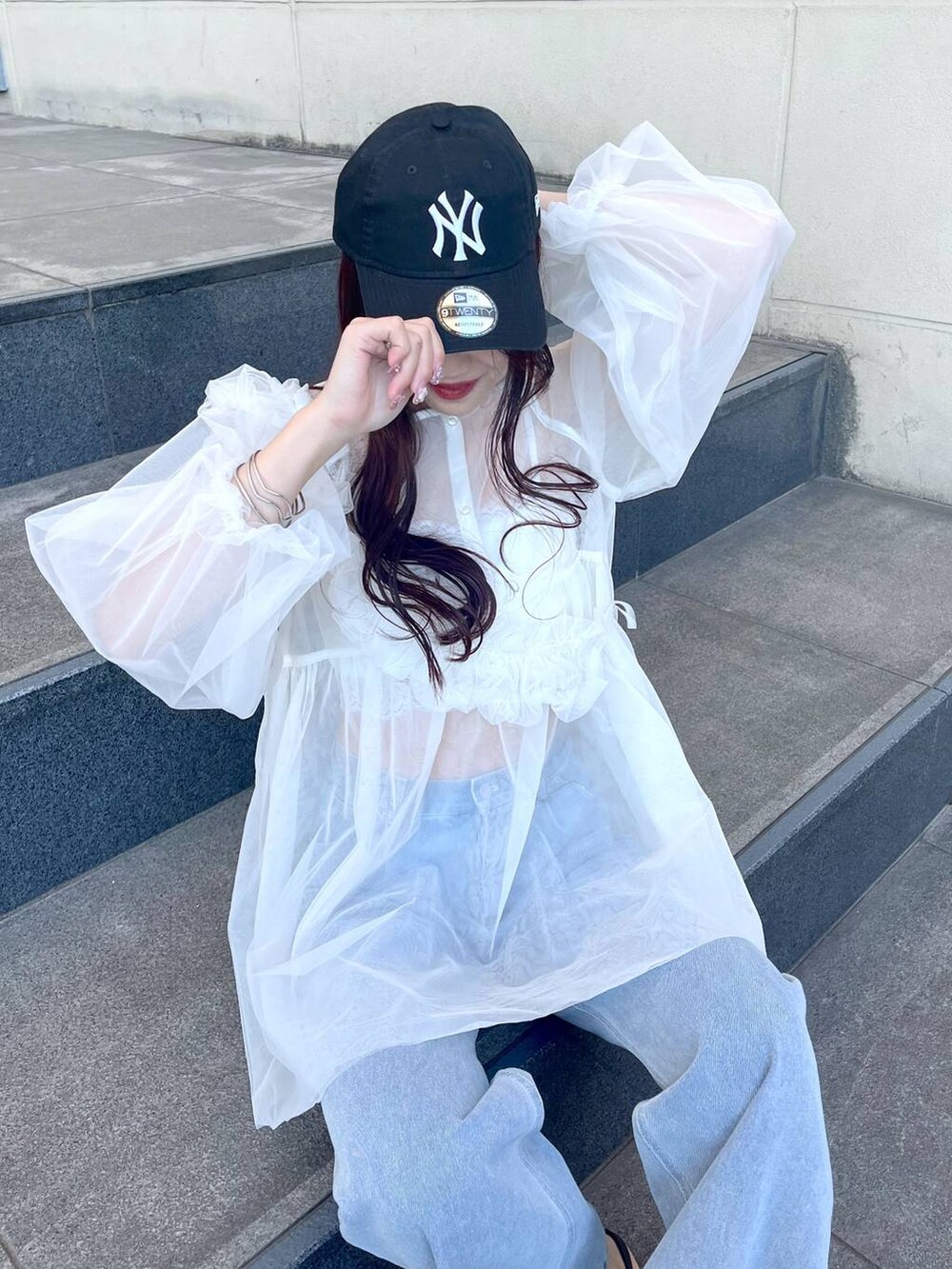 ホワイト系のシャツ/ブラウス、ブルー系のデニムパンツ、ホワイト系のキャミソールを着用したレディースの春コーディネートの5枚目の写真