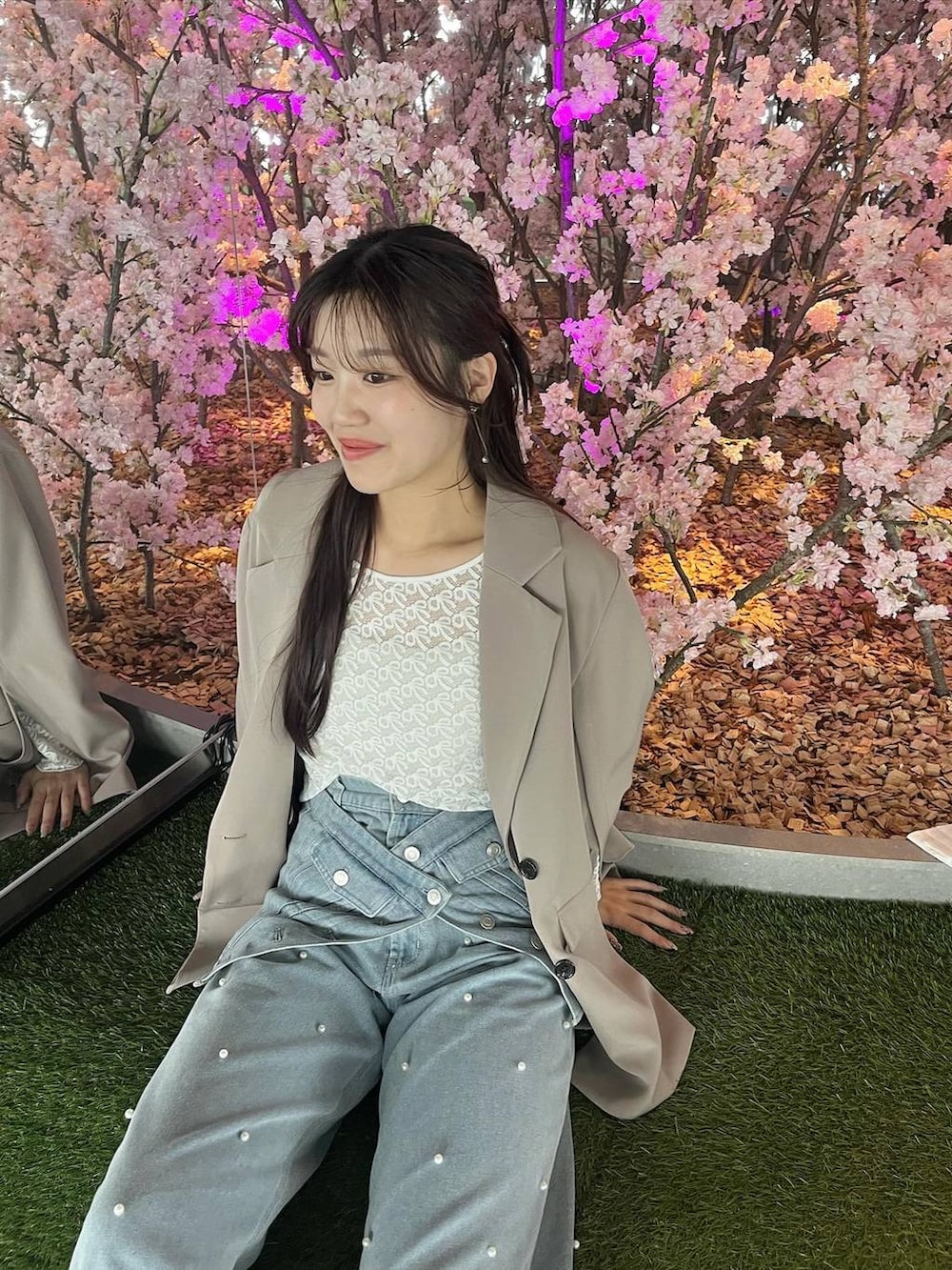 ブルー系のその他トップス、ホワイト系のキャミソール、ホワイト系のTシャツ/カットソーを着用したレディースの春コーディネートの2枚目の写真