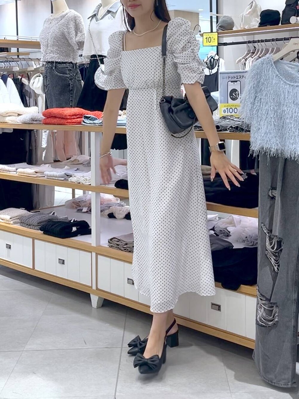 ホワイト系のワンピース、ホワイト系のキャミソール、グレー系のショルダーバッグを着用したレディースの夏コーディネートの4枚目の写真