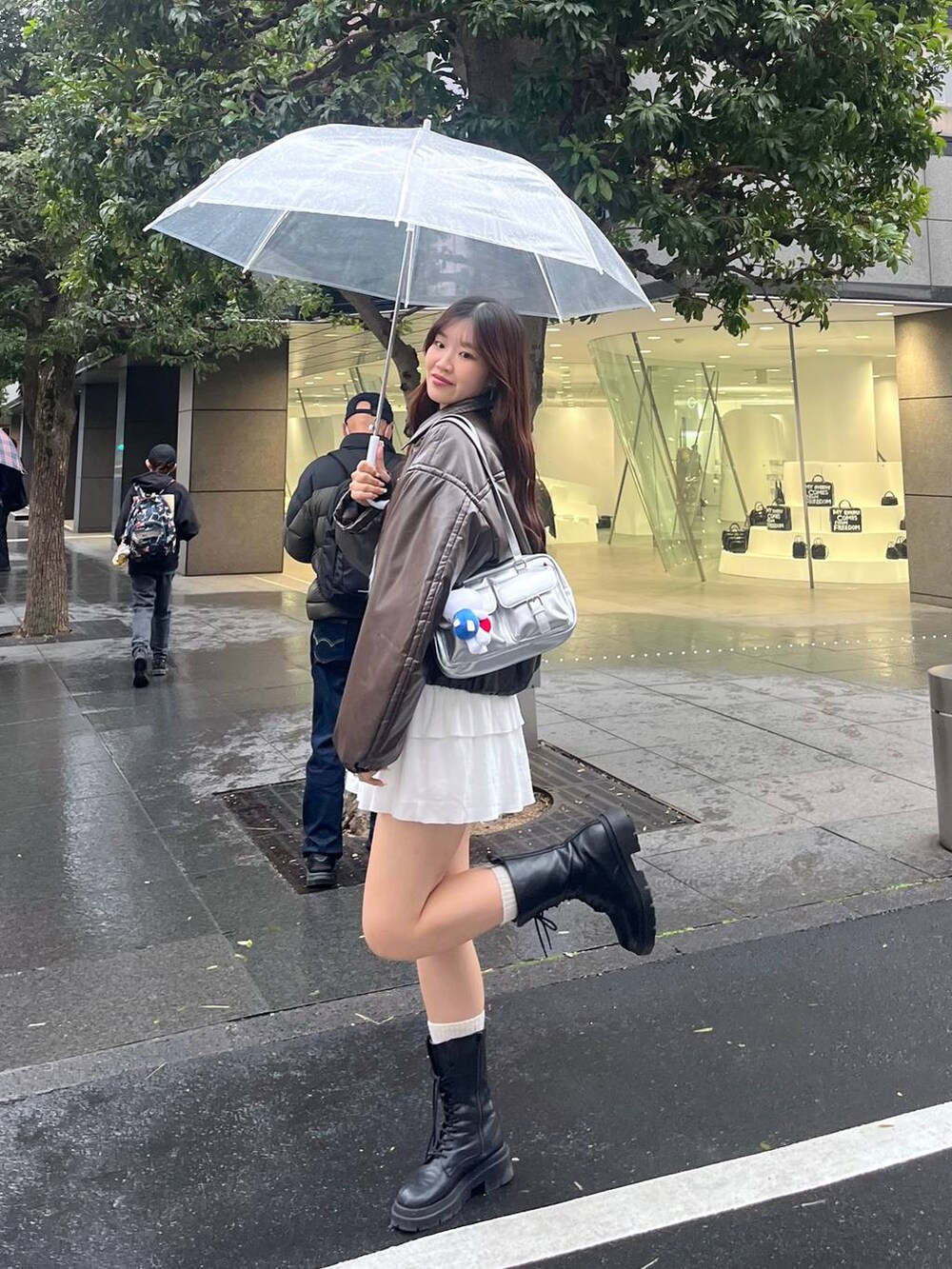 ホワイト系のTシャツ/カットソー、シルバー系のショルダーバッグ、ブルー系のニット/セーターを着用したレディースの冬コーディネートの6枚目の写真