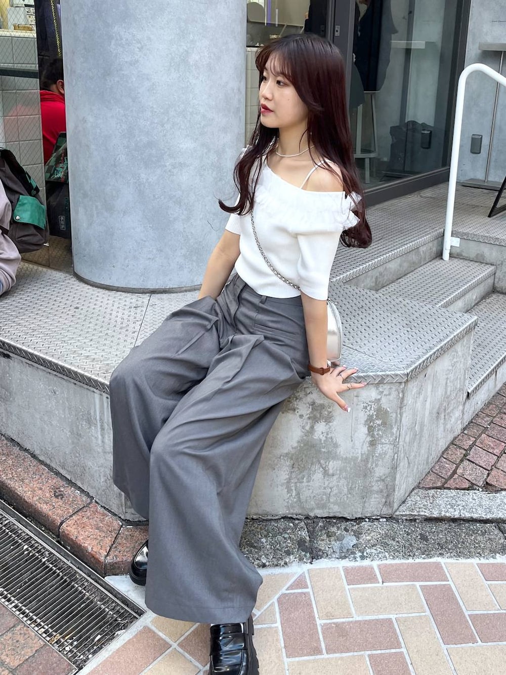 ホワイト系のショルダーバッグ、シルバー系のショルダーバッグ、ブラック系のローファーを着用したレディースの春コーディネートの2枚目の写真