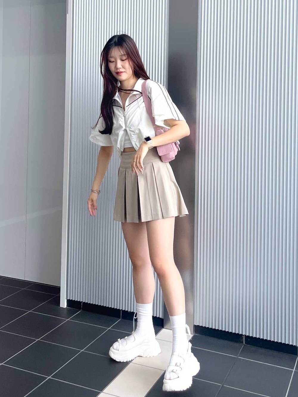 ピンク系のショルダーバッグ、ホワイト系のキャミソール、ホワイト系のサンダルを着用したレディースの夏コーディネートの6枚目の写真