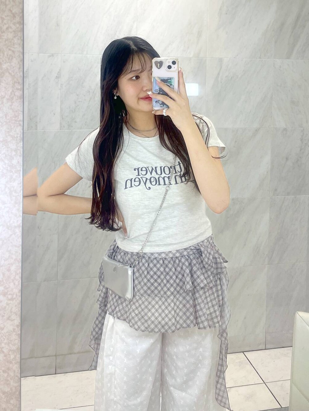 ホワイト系のキャミソール、シルバー系のサンダル、ホワイト系のその他パンツを着用したレディースの夏コーディネートの3枚目の写真