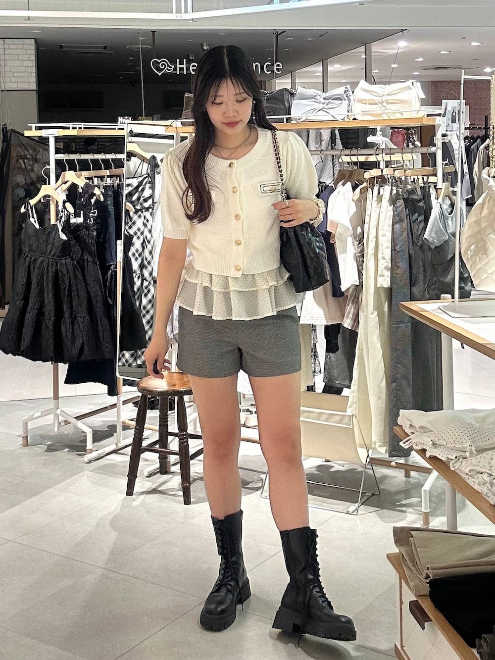 グレー系のその他パンツ、ホワイト系のチューブトップ、ブラック系のショルダーバッグを着用したレディースの夏コーディネートの2枚目の写真