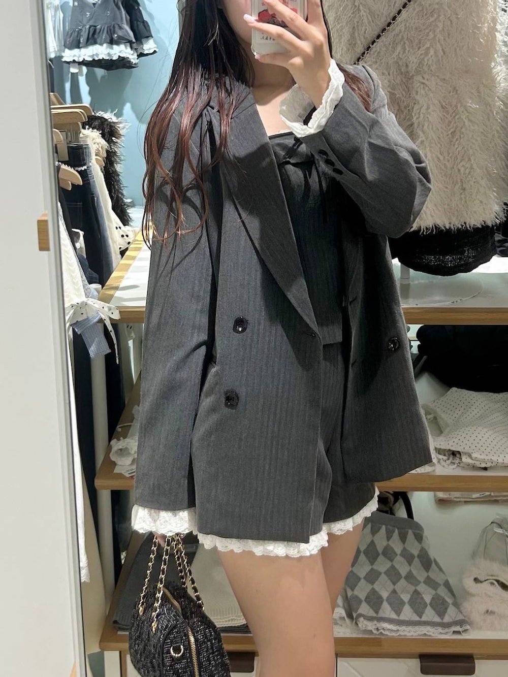 グレー系のその他パンツ、グレー系のその他トップス、ブラック系のボストンバッグを着用したレディースの夏コーディネートの7枚目の写真