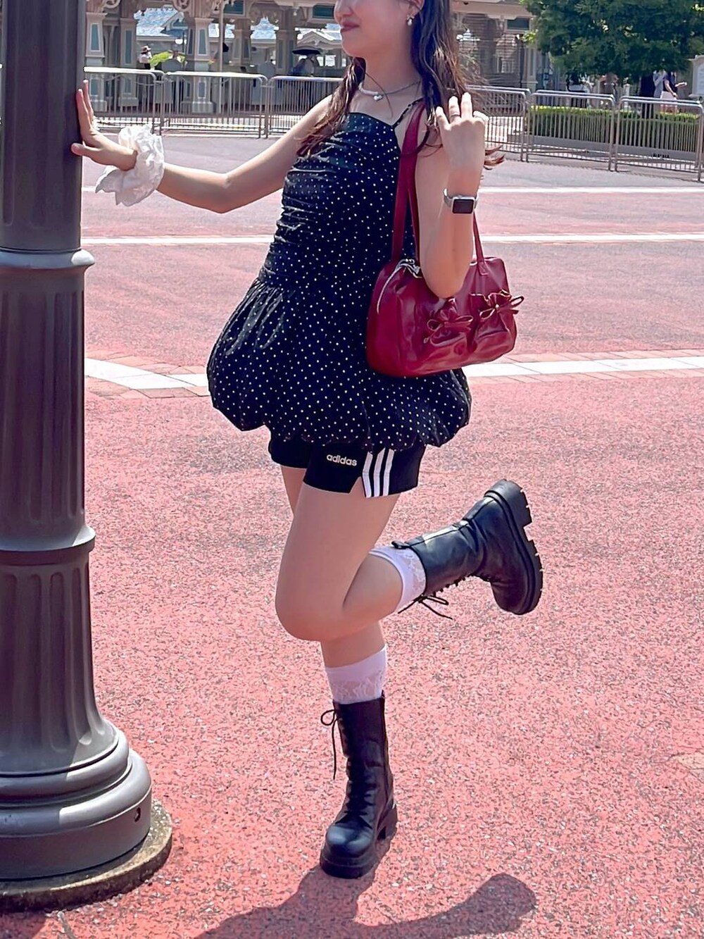 ホワイト系のキャミソール、その他のワンピース、ブラック系のブーツを着用したレディースの夏コーディネートの2枚目の写真