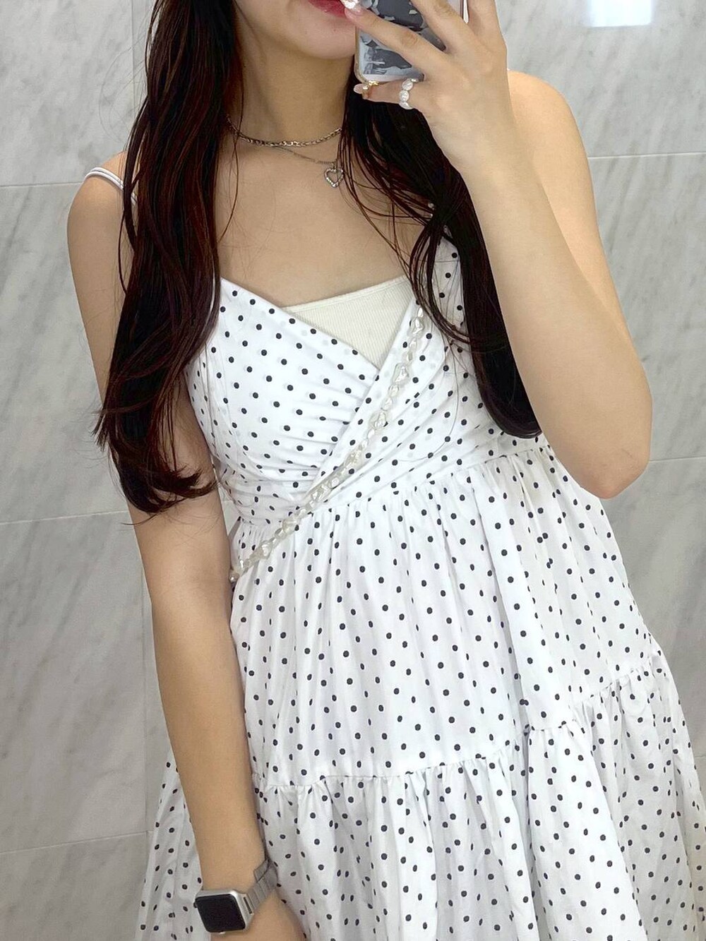 ブルー系のデニムパンツ、ホワイト系のキャミソール、その他のワンピースを着用したレディースの春コーディネートの5枚目の写真