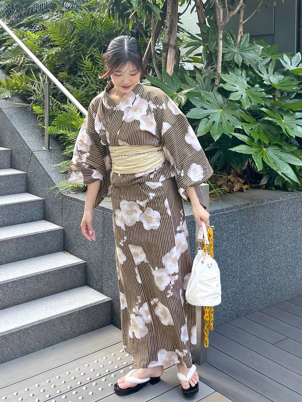 ホワイト系のショルダーバッグ、ホワイト系のキャミソール、シルバー系のリングを着用したレディースの夏コーディネートの3枚目の写真