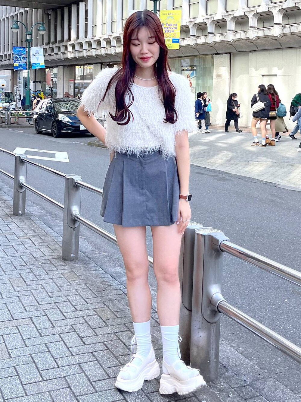 ホワイト系のショルダーバッグ、ホワイト系のキャミソール、ホワイト系のサンダルを着用したレディースの夏コーディネートの2枚目の写真