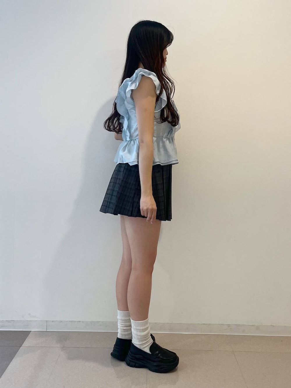 グレー系のショルダーバッグ、ホワイト系のキャミソール、ブラック系のローファーを着用したレディースの夏コーディネートの5枚目の写真