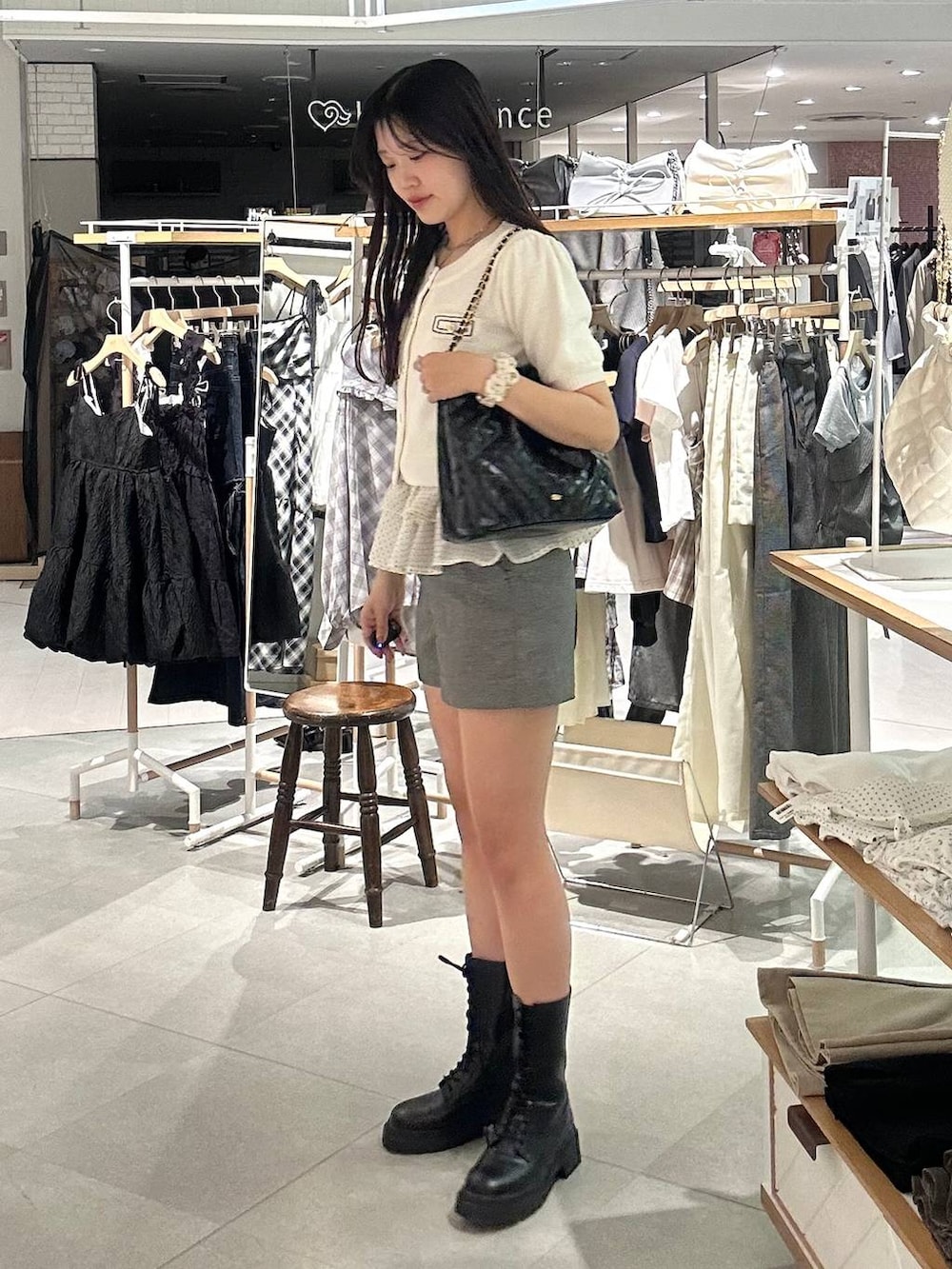 グレー系のその他パンツ、ホワイト系のチューブトップ、ブラック系のショルダーバッグを着用したレディースの夏コーディネートの3枚目の写真