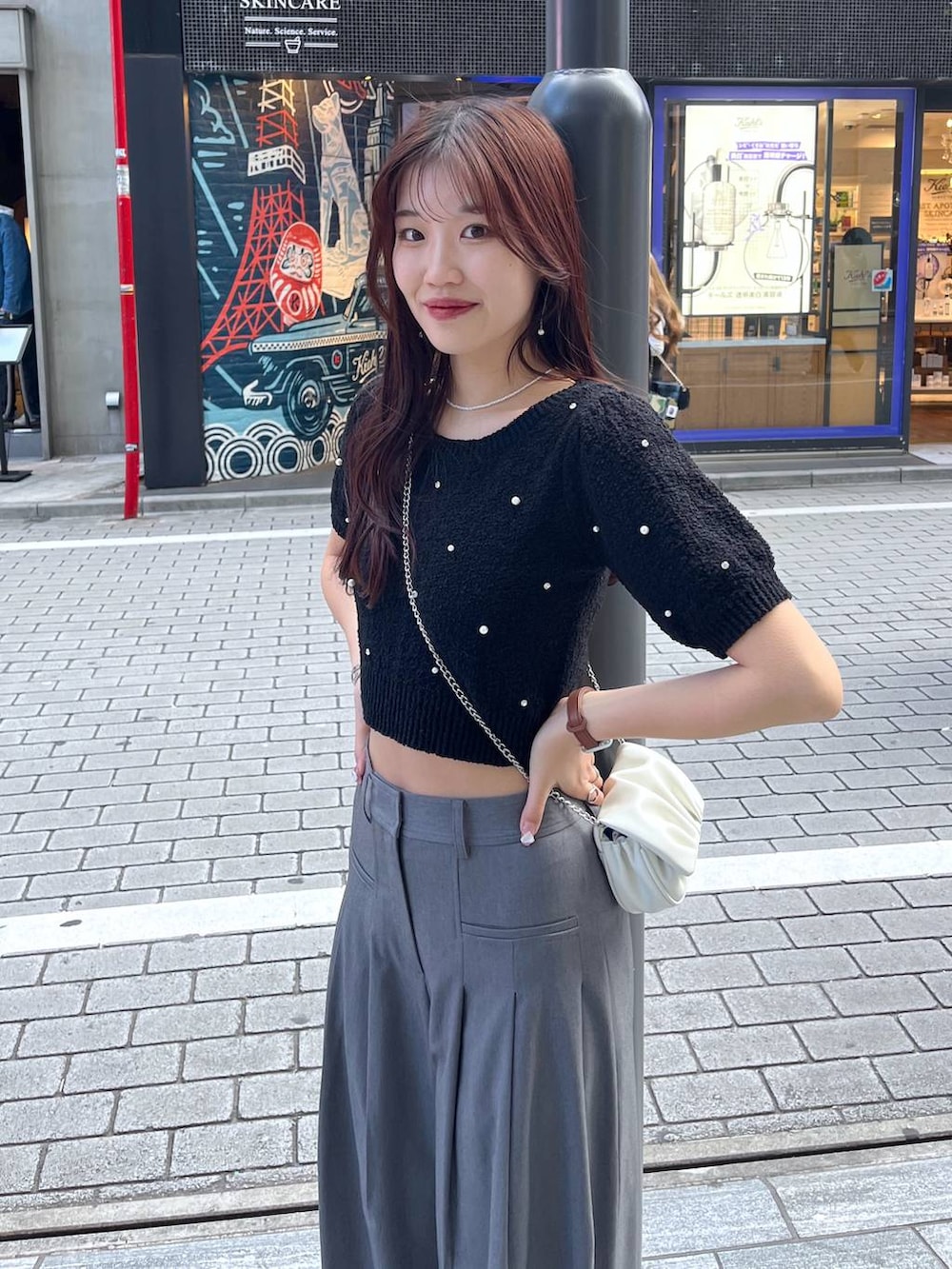 ホワイト系のショルダーバッグ、ホワイト系のキャミソール、ブラック系のローファーを着用したレディースの春コーディネートの5枚目の写真