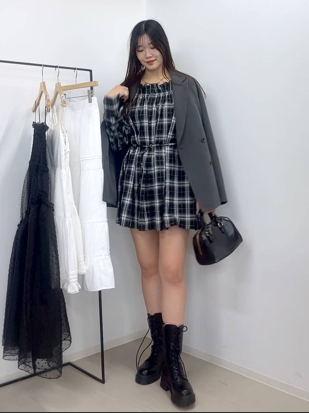 ホワイト系のTシャツ/カットソー、ブラック系のブーツ、グレー系のテーラードジャケットを着用したレディースの春コーディネートの3枚目の写真