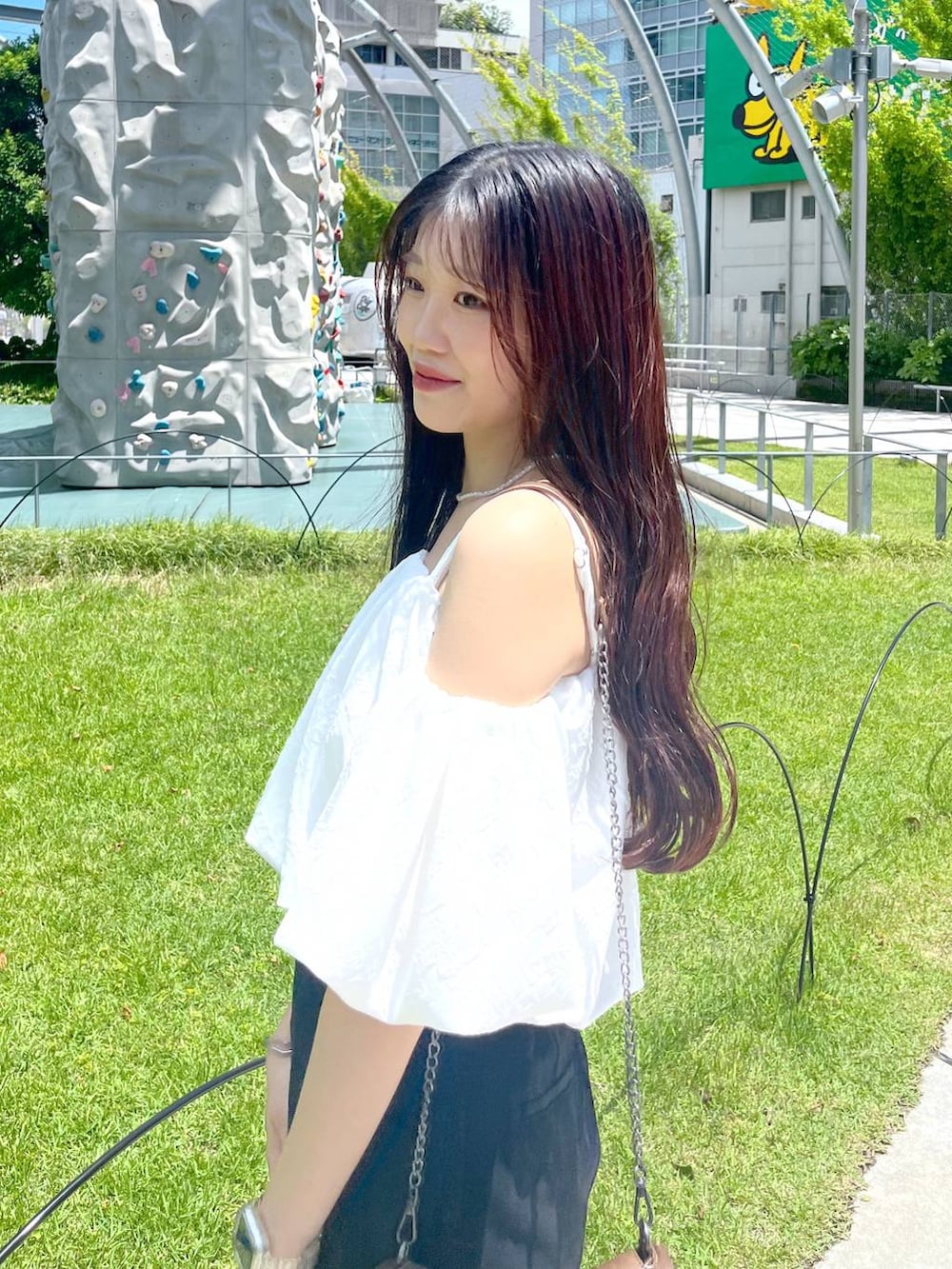 ブラック系のスカート、ホワイト系のシャツ/ブラウス、ホワイト系のキャミソールを着用したレディースの夏コーディネートの3枚目の写真