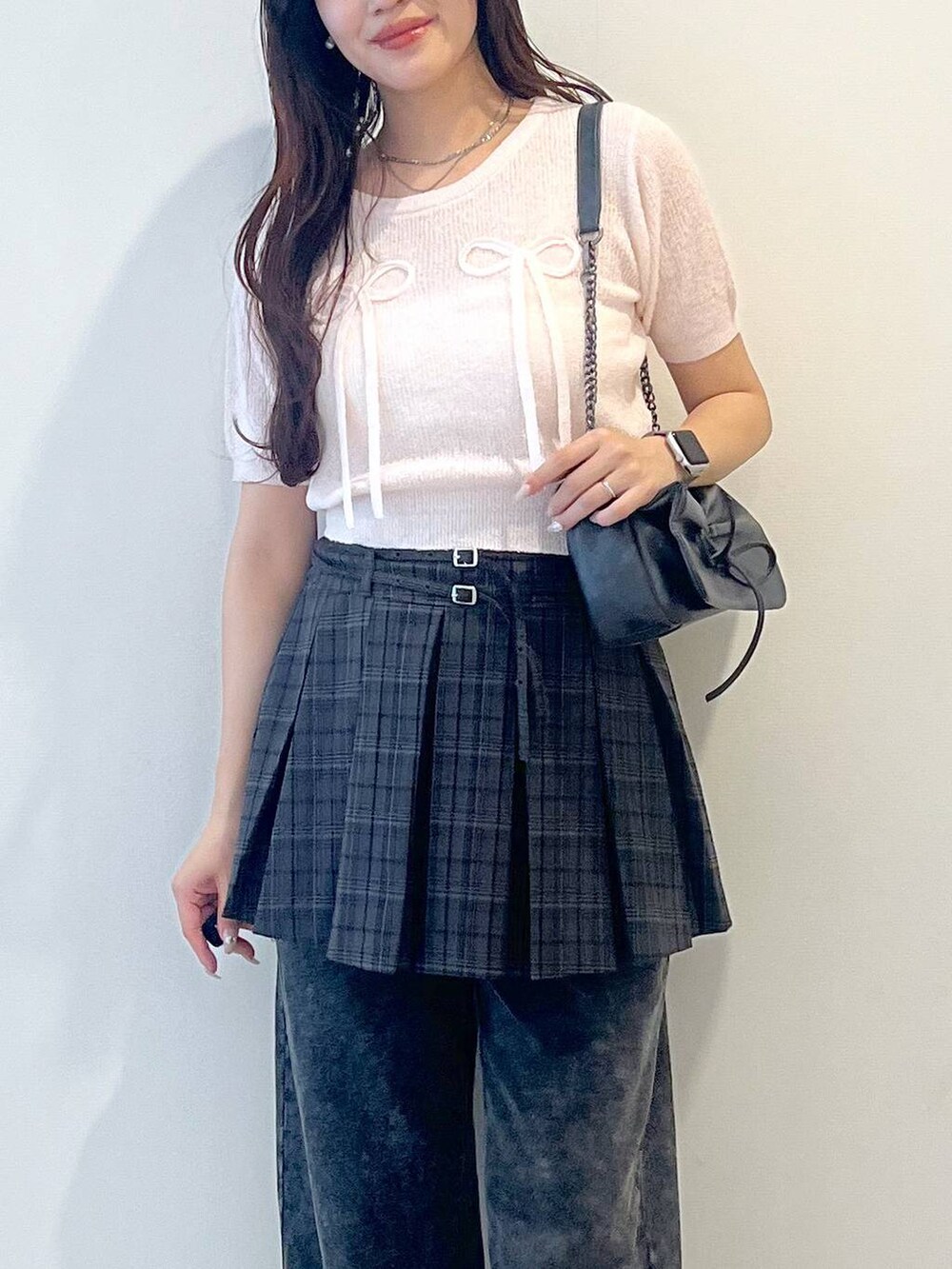 グレー系のショルダーバッグ、ホワイト系のキャミソール、グレー系のスカートを着用したレディースの春コーディネートの8枚目の写真