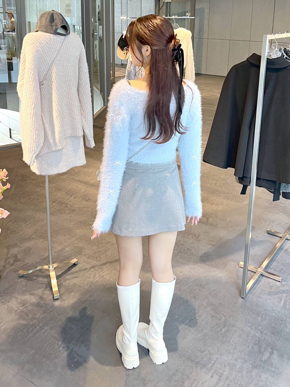 グレー系のスカート、ホワイト系のブーツ、ホワイト系のキャミソールを着用したレディースの夏コーディネートの5枚目の写真