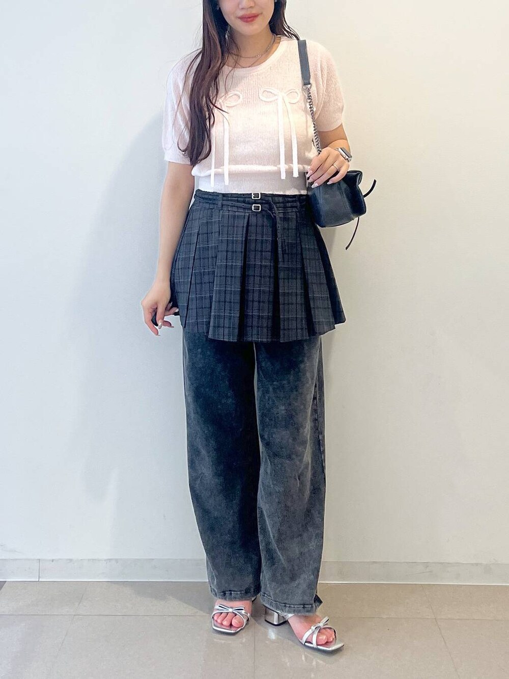 グレー系のショルダーバッグ、ホワイト系のキャミソール、グレー系のスカートを着用したレディースの春コーディネートの7枚目の写真