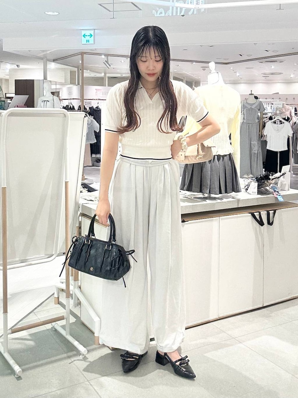 ブラック系のパンプス、ホワイト系のチューブトップ、ホワイト系のニット/セーターを着用したレディースの夏コーディネートの3枚目の写真