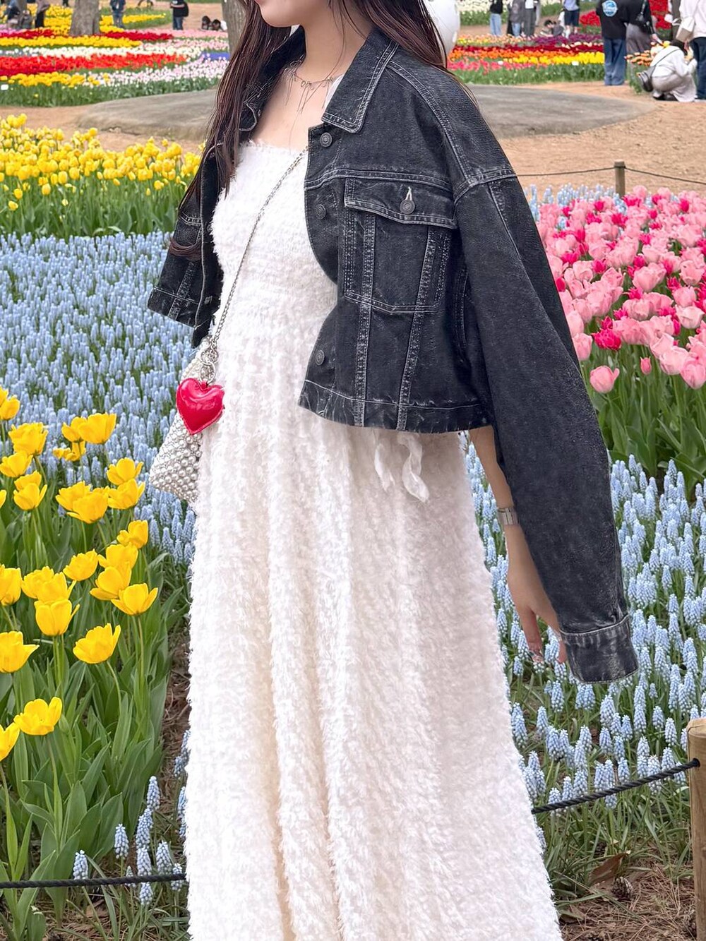 ホワイト系のワンピース、ホワイト系のキャミソール、シルバー系のパンプスを着用したレディースの春コーディネートの3枚目の写真