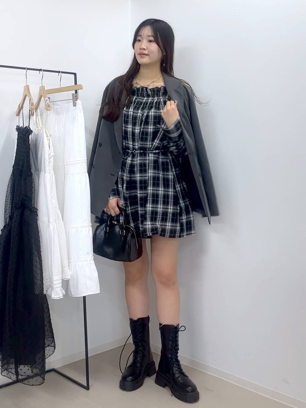 ホワイト系のTシャツ/カットソー、ブラック系のブーツ、グレー系のテーラードジャケットを着用したレディースの春コーディネートの5枚目の写真