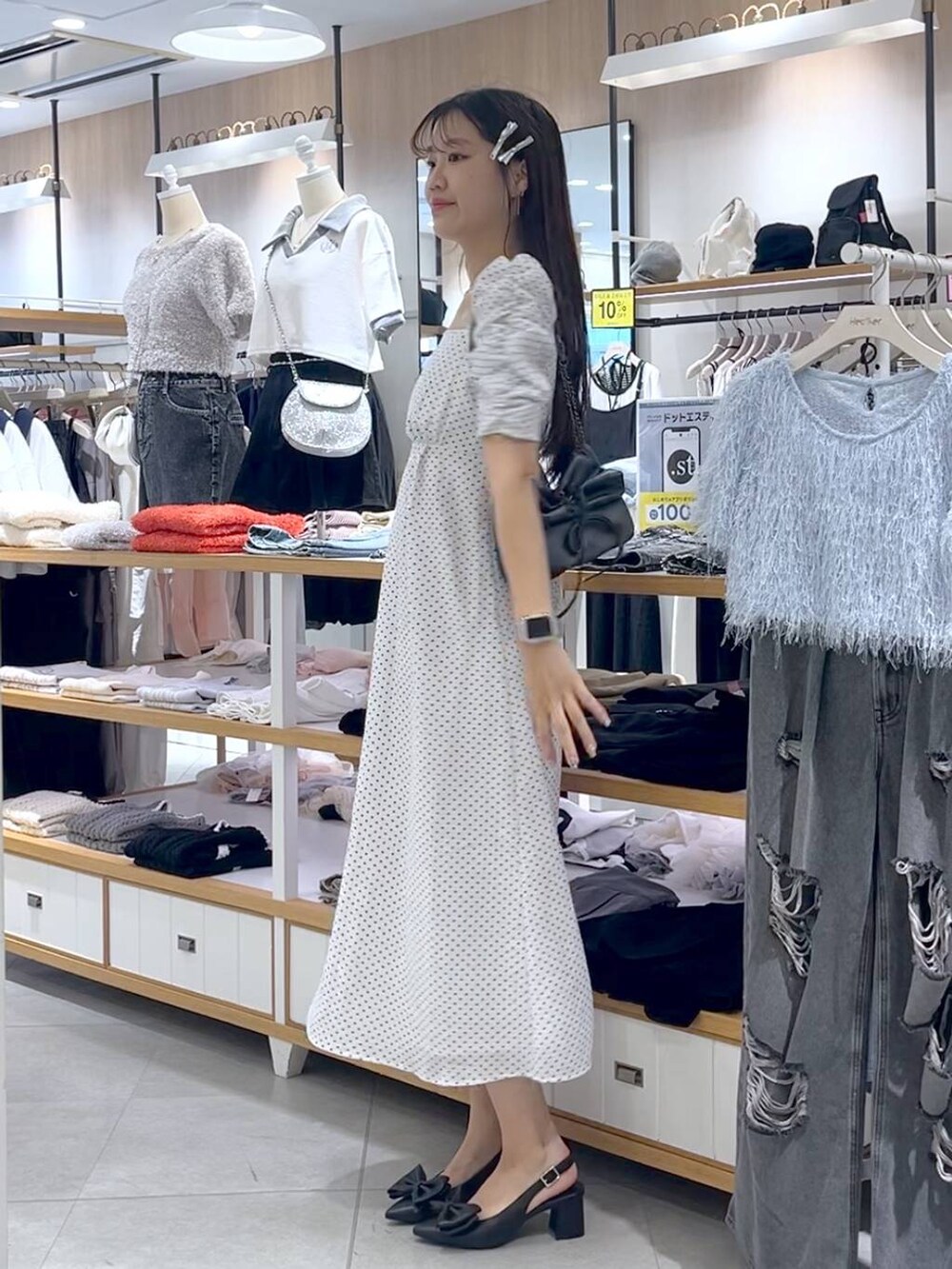 ホワイト系のワンピース、ホワイト系のキャミソール、グレー系のショルダーバッグを着用したレディースの夏コーディネートの3枚目の写真