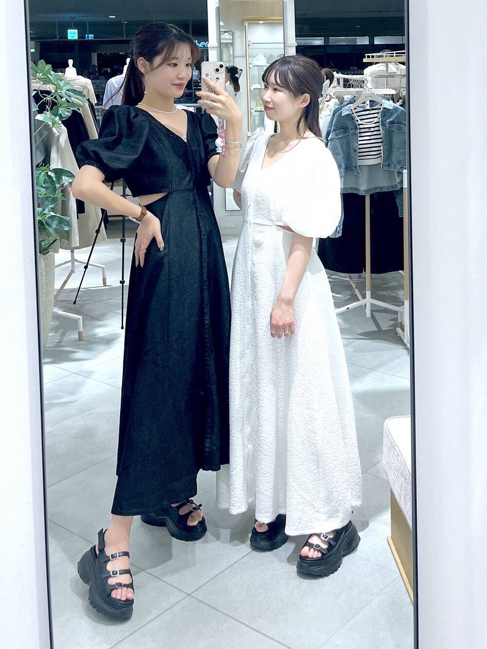 ブラック系のワンピース、ホワイト系のワンピース、ホワイト系のキャミソールを着用したレディースの夏コーディネートの3枚目の写真