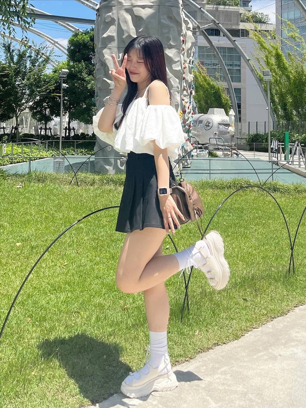 ブラック系のスカート、ホワイト系のシャツ/ブラウス、ホワイト系のキャミソールを着用したレディースの夏コーディネートの2枚目の写真