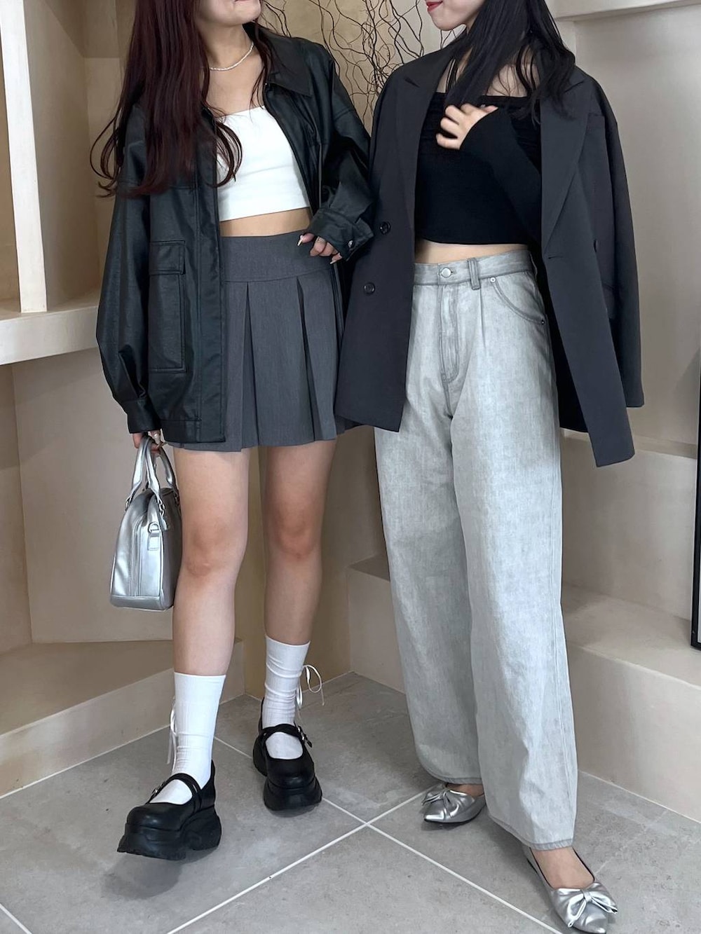 ブラック系のスニーカー、グレー系のデニムパンツ、シルバー系のパンプスを着用したレディースの秋コーディネートの3枚目の写真