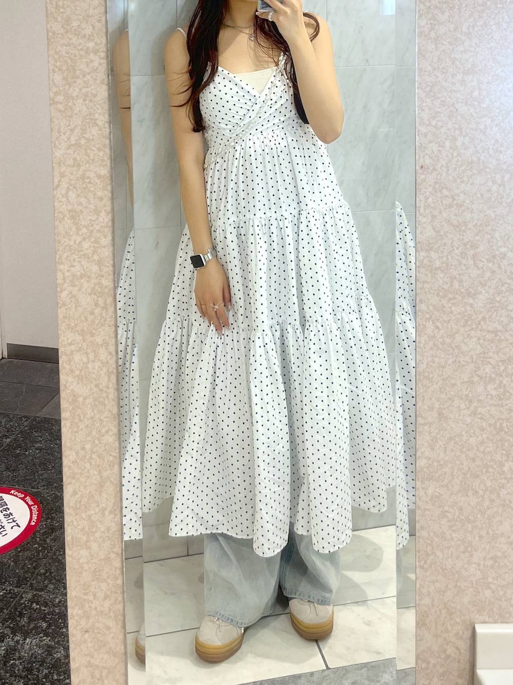 ブルー系のデニムパンツ、ホワイト系のキャミソール、その他のワンピースを着用したレディースの春コーディネートの3枚目の写真