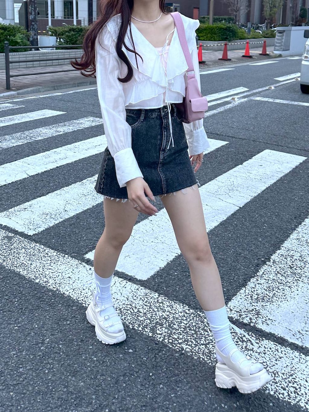 ピンク系のショルダーバッグ、ホワイト系のサンダル、ホワイト系のシャツ/ブラウスを着用したレディースの春コーディネートの4枚目の写真