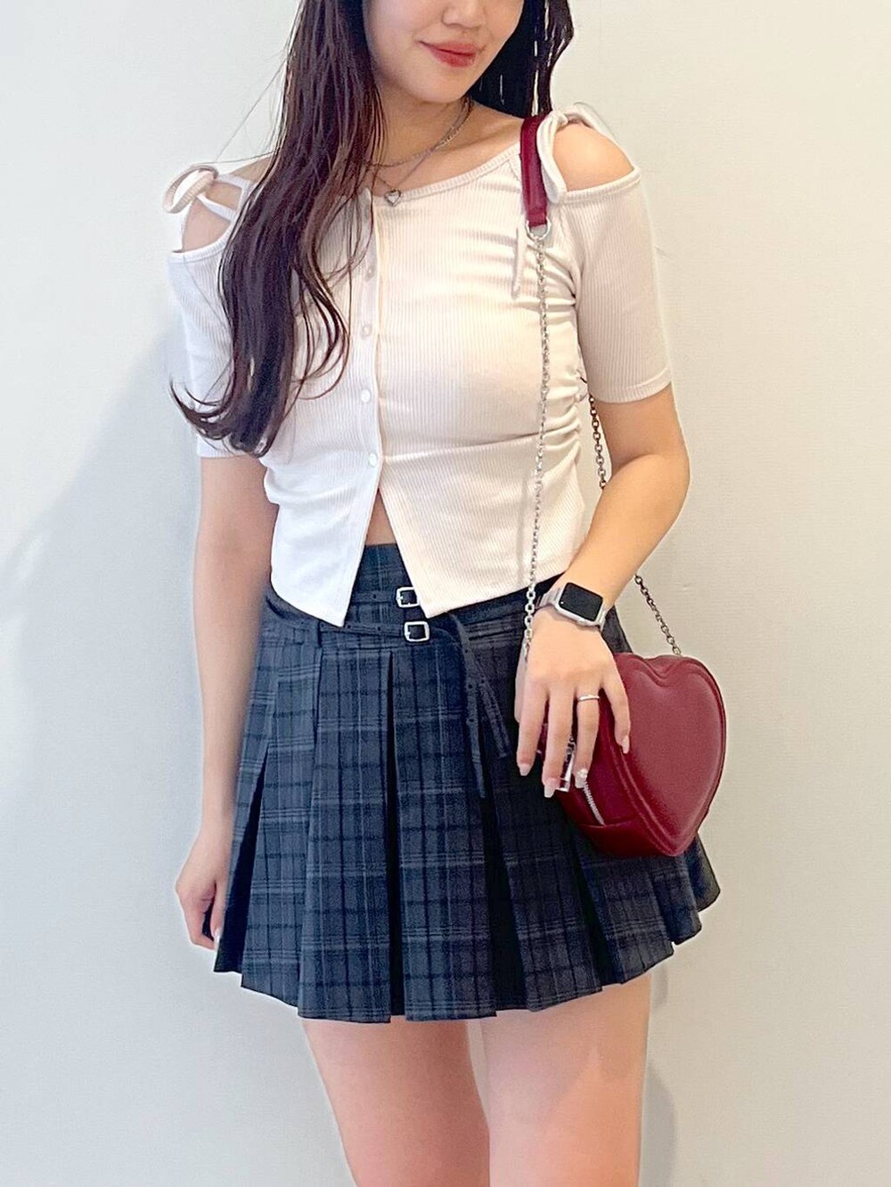 ブラック系のローファー、グレー系のスカート、レッド系のショルダーバッグを着用したレディースの春コーディネートの6枚目の写真