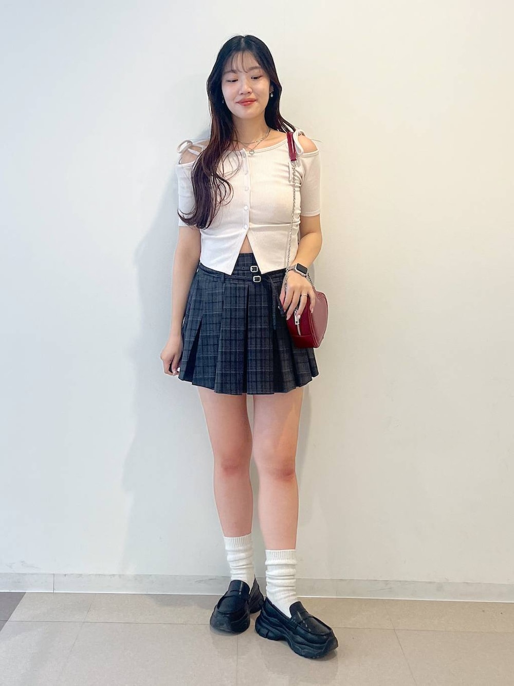 ブラック系のローファー、グレー系のスカート、レッド系のショルダーバッグを着用したレディースの春コーディネートの5枚目の写真