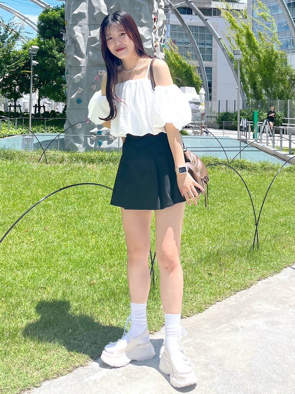 ブラック系のスカート、ホワイト系のシャツ/ブラウス、ホワイト系のキャミソールを着用したレディースの夏コーディネートの7枚目の写真