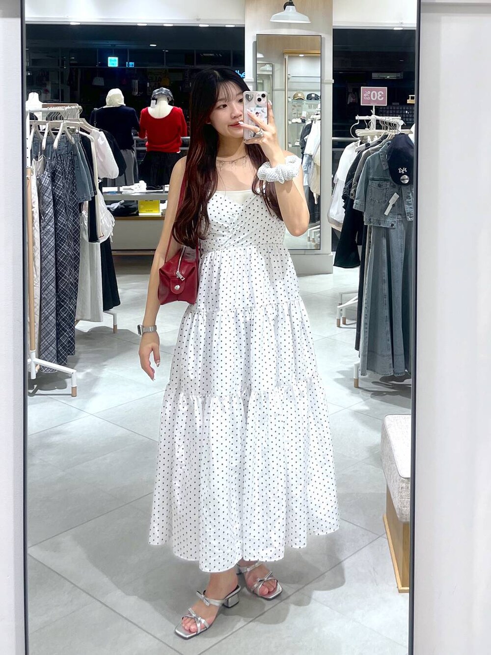 ホワイト系のキャミソール、その他のワンピース、シルバー系のネックレスを着用したレディースの春コーディネートの4枚目の写真