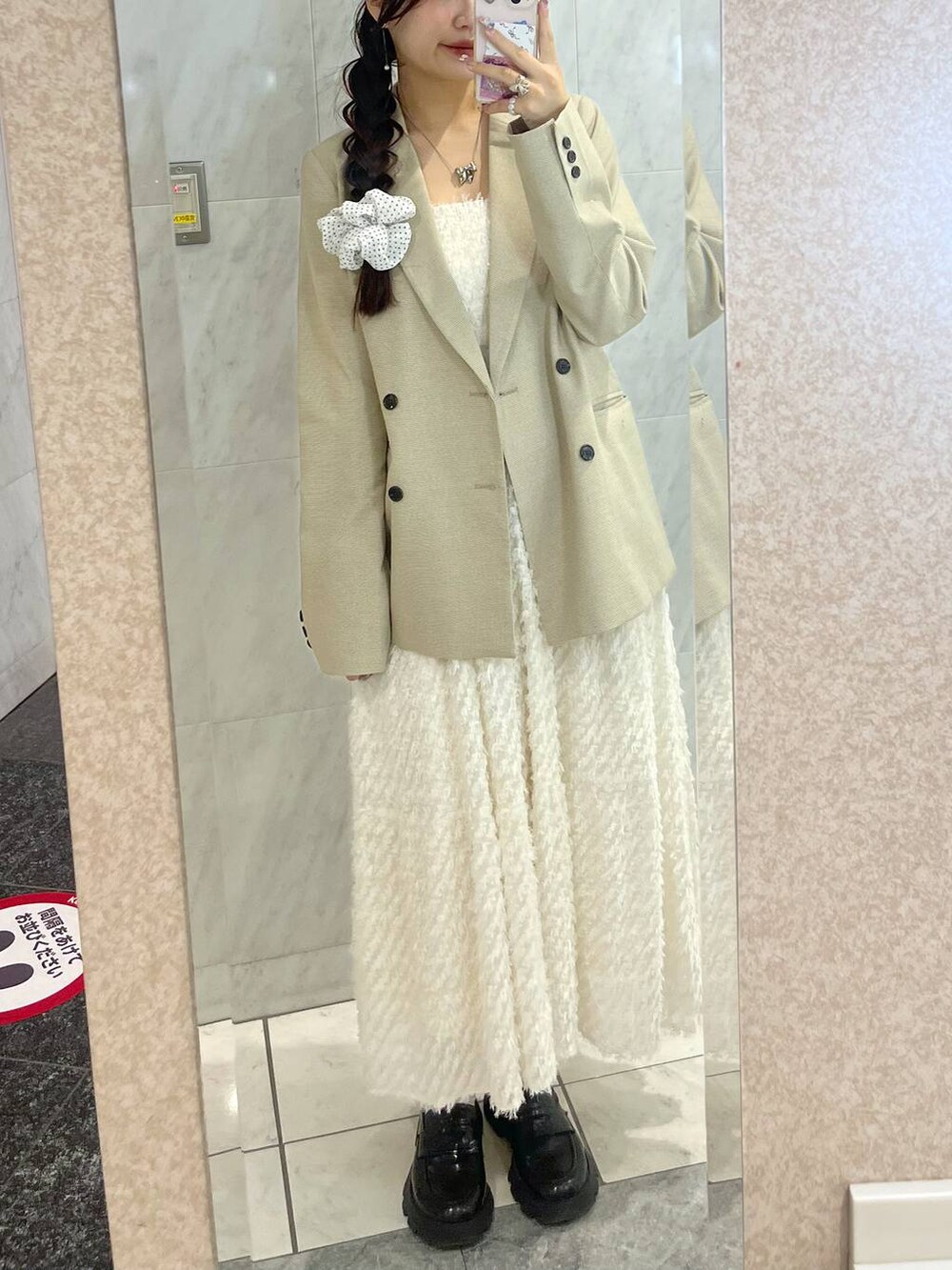 ホワイト系のワンピース、シルバー系のネックレスを着用したレディースの春コーディネートの5枚目の写真