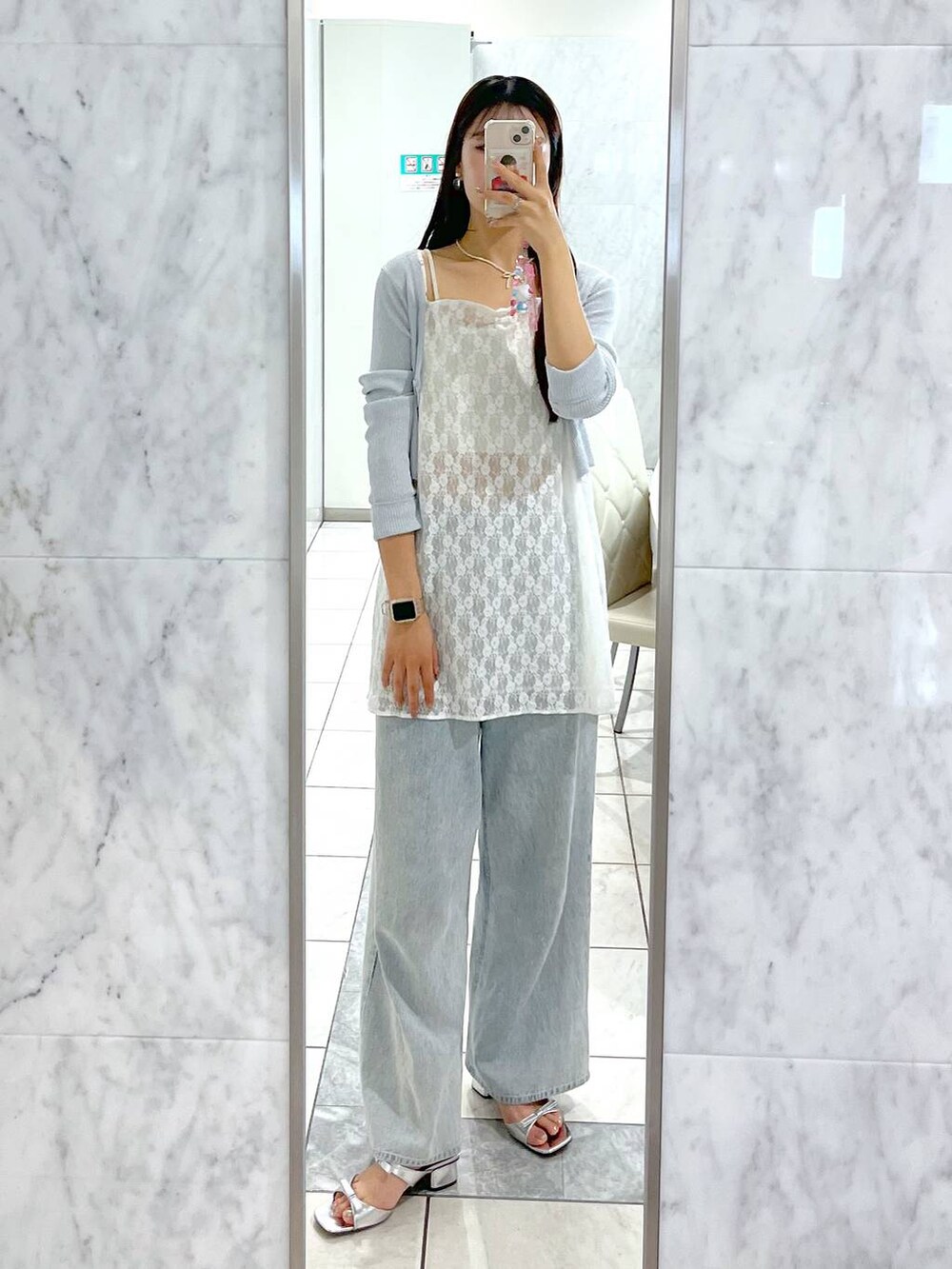 シルバー系のサンダル、ブルー系のカーディガン/ボレロ、ホワイト系のキャミソールを着用したレディースの夏コーディネートの4枚目の写真