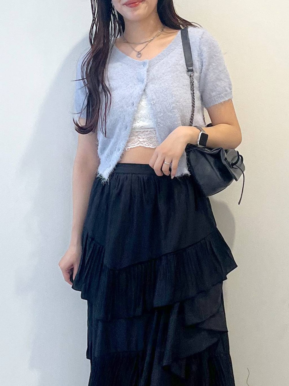 グレー系のショルダーバッグ、ブラック系のスカート、ホワイト系のキャミソールを着用したレディースの春コーディネートの8枚目の写真