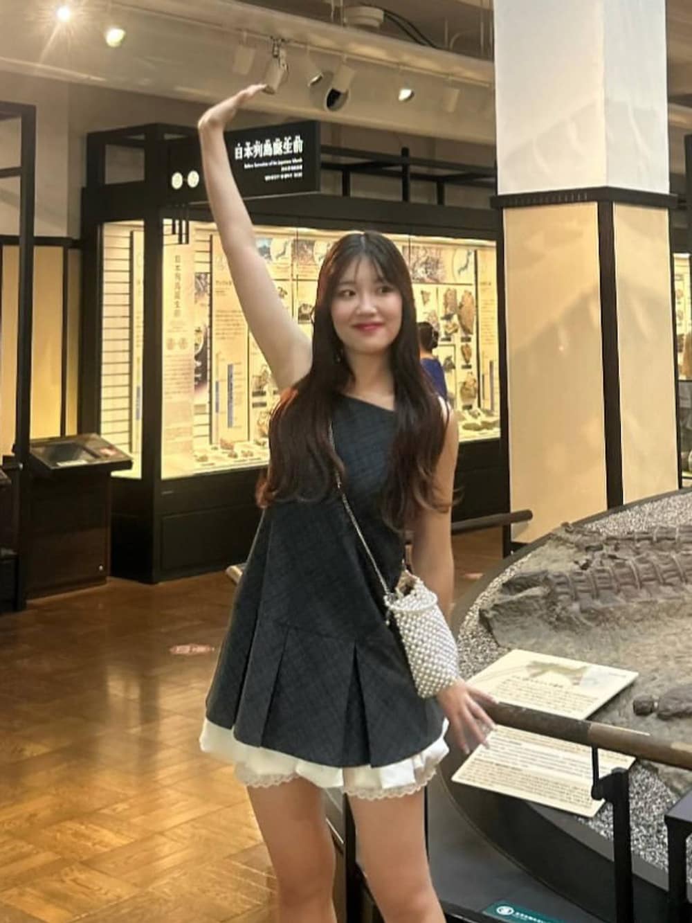 その他のスカート、ブラック系のスニーカー、ホワイト系のチューブトップを着用したレディースの夏コーディネートの2枚目の写真