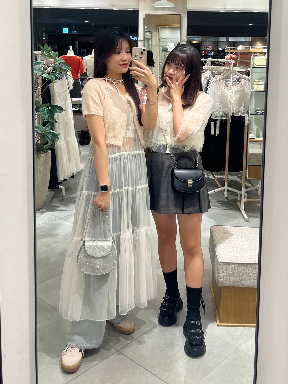 グレー系のスカート、ホワイト系のワンピース、ホワイト系のキャミソールを着用したレディースの夏コーディネートの4枚目の写真